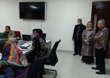 Direktorat Pendidikan Agama Islam Ditjen Pendidikan Islam Amrulah didampingi Dekan FTK Prof.Aan Hasanah saat meninjau pelaksanaan pretest PPG PAI 2022/dokhumuinsgd