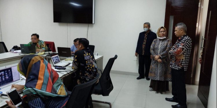 Direktorat Pendidikan Agama Islam Ditjen Pendidikan Islam Amrulah didampingi Dekan FTK Prof.Aan Hasanah saat meninjau pelaksanaan pretest PPG PAI 2022/dokhumuinsgd