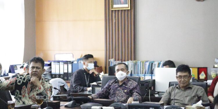 Chiko/Humpro DPRD Kota Bandung.
Panitia Khusus 8 DPRD Kota Bandung menggelar rapat kerja membahas Finalisasi Raperda Penyelenggaraan Penanaman Modal, di Ruang Rapat Komisi B, Kamis (12/5/2022).