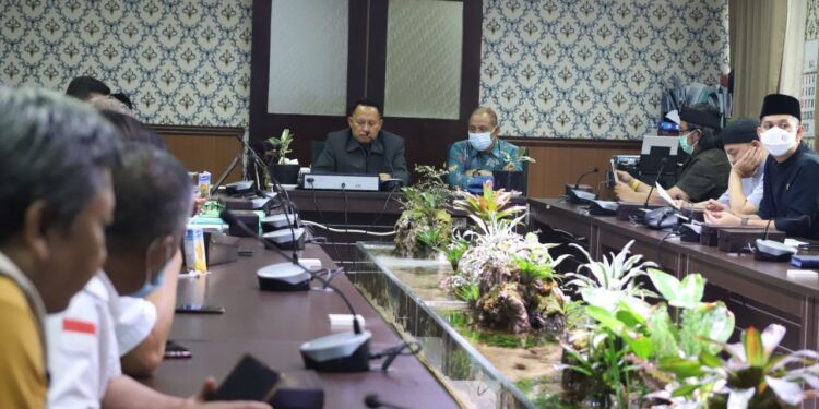 Marhan/Humpro DPRD Kota Bandung.Panitia Khusus (Pansus) 6 DPRD Kota Bandung bersama LPM serta Forum RW Kota Bandung melaksanakan rapat kerja membahas pencabutan Perda Kota Bandung Nomor 2 Tahun 2013, di Ruang Rapat Badan Musyawarah, Kamis, (12/5/2022).