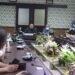 Marhan/Humpro DPRD Kota Bandung.Panitia Khusus (Pansus) 6 DPRD Kota Bandung bersama LPM serta Forum RW Kota Bandung melaksanakan rapat kerja membahas pencabutan Perda Kota Bandung Nomor 2 Tahun 2013, di Ruang Rapat Badan Musyawarah, Kamis, (12/5/2022).