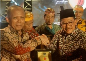 Rektor UIN SGD meraih penghargaan Tanda Mata dari kemenag RI sebagai pengelola PPG PAI terbanyak tahun 2021/dok.kemeng RI