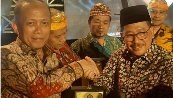 Rektor UIN SGD meraih penghargaan Tanda Mata dari kemenag RI sebagai pengelola PPG PAI terbanyak tahun 2021/dok.kemeng RI
