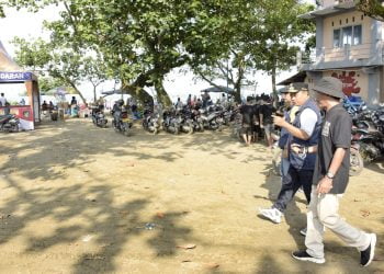 Wakil Gubernur Jawa Barat saat meninjau lokasi wisata Pantai Pangandaran (foto:ist)