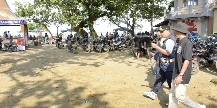 Wakil Gubernur Jawa Barat saat meninjau lokasi wisata Pantai Pangandaran (foto:ist)