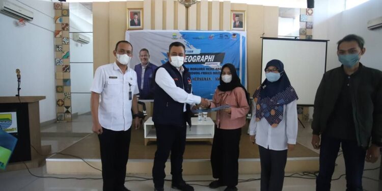 KET. FOTO: Anggota DPRD Kota Bandung Drs. Heri Hermawan, M.M.Pd., menghadiri acara Pendidikan Pelatihan Ekonomi Kreatif Video Grafis, di Kecamatan Babakan Ciparay, Rabu (22/6/2022). Dani/Humpro DPRD Kota Bandung.