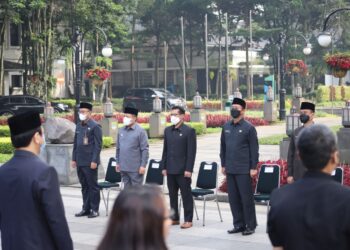 KET. FOTO: Anggota Komisi A DPRD Kota Bandung, Asep Sudrajat menghadiri pelantikan dan pengambilan sumpah atau janji Pegawai Negeri Sipil Pemerintah Kota Bandung, di Plaza Balai Kota Bandung, Senin, (20/6/2022). Jaja/Humpro DPRD Kota Bandung.