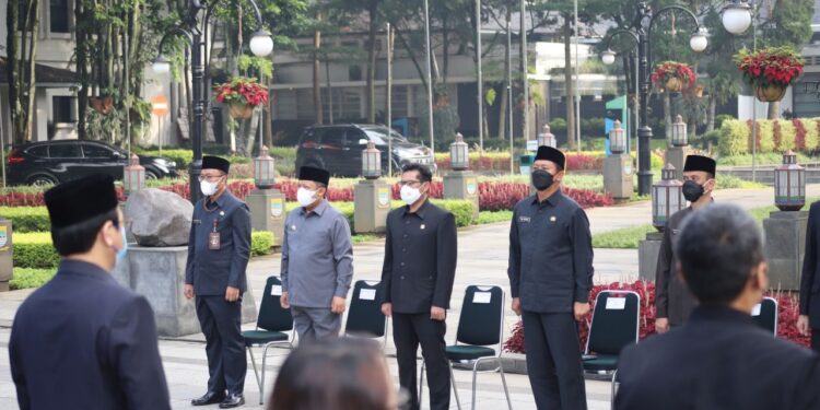 KET. FOTO: Anggota Komisi A DPRD Kota Bandung, Asep Sudrajat menghadiri pelantikan dan pengambilan sumpah atau janji Pegawai Negeri Sipil Pemerintah Kota Bandung, di Plaza Balai Kota Bandung, Senin, (20/6/2022). Jaja/Humpro DPRD Kota Bandung.