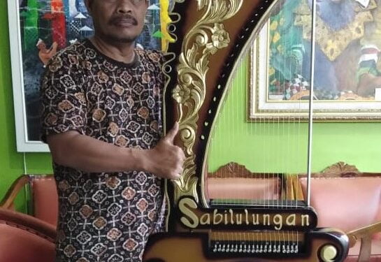 R,Cahyadi dan Harpa kujang. Kini karya seninya terpajang di rumah dinas Bupati Bandung/dok.photo Giwangkara