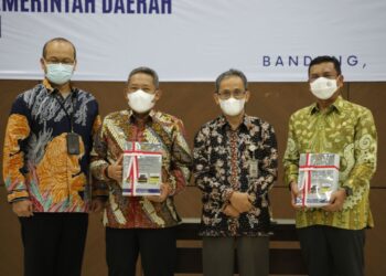 KET.FOTO: Ketua DPRD Kota Bandung H. Tedy Rusmawan, A.T., M.M., menghadiri kegiatan penyerahan LHP atas Laporan Keuangan Pemerintahan Daerah TA 2021, di Gedung Badan Pemeriksa Keuangan (BPK) Provinsi Jawa Barat, Jumat (20/5/2022). Tofan/Humpro DPRD Kota Bandung.