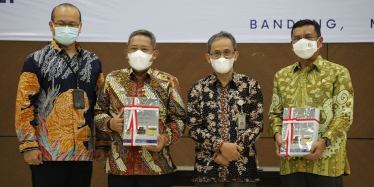 KET.FOTO: Ketua DPRD Kota Bandung H. Tedy Rusmawan, A.T., M.M., menghadiri kegiatan penyerahan LHP atas Laporan Keuangan Pemerintahan Daerah TA 2021, di Gedung Badan Pemeriksa Keuangan (BPK) Provinsi Jawa Barat, Jumat (20/5/2022). Tofan/Humpro DPRD Kota Bandung.