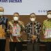KET.FOTO: Ketua DPRD Kota Bandung H. Tedy Rusmawan, A.T., M.M., menghadiri kegiatan penyerahan LHP atas Laporan Keuangan Pemerintahan Daerah TA 2021, di Gedung Badan Pemeriksa Keuangan (BPK) Provinsi Jawa Barat, Jumat (20/5/2022). Tofan/Humpro DPRD Kota Bandung.
