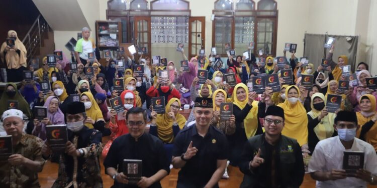 KET. FOTO: Wakil Ketua III DPRD Kota Bandung, Dr. Edwin Senjaya, S.E., M.M., mengisi kajian tematik bertema "Hidupku Jariyahku", di Masjid Al Kautsar, Jl. Sekelimus Utara, Kota Bandung, Kamis, (23/6/2022). Jaja/Humpro DPRD Kota Bandung.