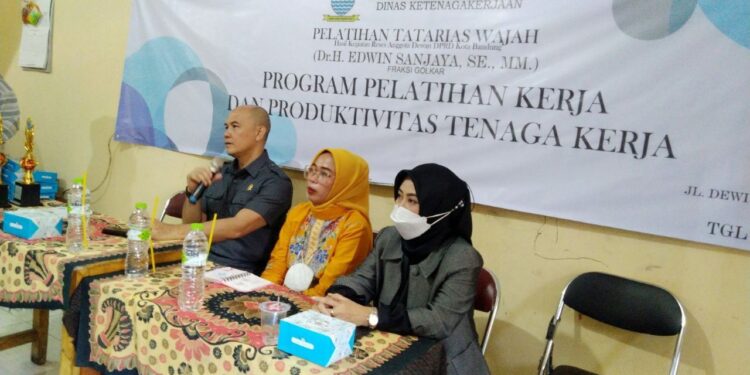KET. FOTO: Wakil Ketua III DPRD Kota Bandung, Dr. H. Edwin Senjaya, S.E., M.M., menghadiri acara pelatihan tata rias wajah, di Rumah Satis Kota Bandung, Rabu (22/6/2022). Satria/Humpro DPRD Kota Bandung. Satria/Humpro DPRD Kota Bandung.