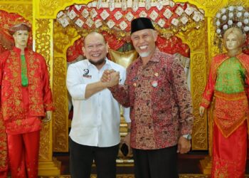 Rombongan Ketua DPD RI disambut Senator Sumatera Barat, Leonardy Harmainy dan Alirman Sori,
Gubernur Sumbar, Mahyeldi Ansharullah dan Kepala Biro Administrasi Pimpinan, Maifrizon. (Doc).