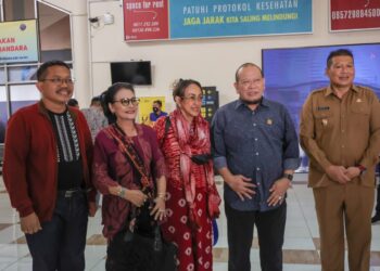 Keterangan foto: Ketua DPD RI, AA LaNyalla Mahmud Mattalitti bertemu dengan Putri Proklamator Bung Karno, Sukmawati Soekarnoputri, saat mendarat di Bandar Udara Abdul Rachman Saleh, Malang, Jawa Timur, Senin (20/06/2022). (Doc).