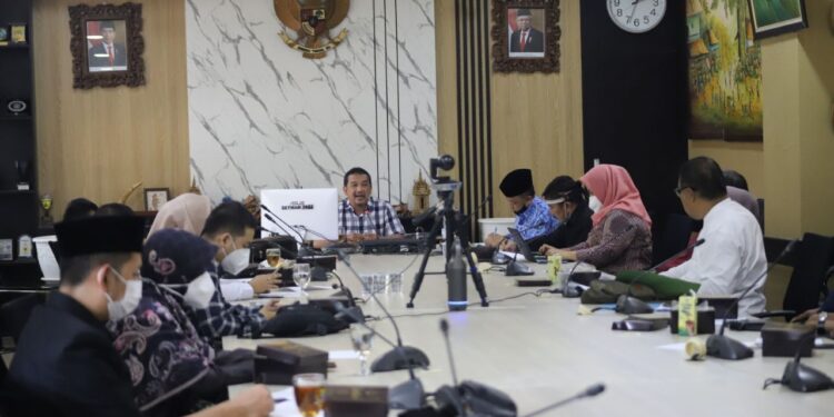 KET. FOTO: Komisi D DPRD Kota Bandung menerima audiensi dari Komunitas Pemerhati Pendidikan Kota Bandung di Gedung DPRD Kota Bandung, Jalan Sukabumi, Kota Bandung, Jumat (20/5/2022). Nicko/Humpro DPRD Kota Bandung.