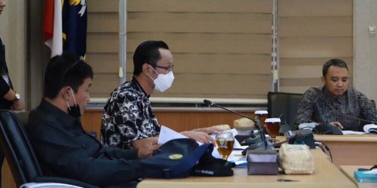 KET. FOTO: Pansus 1 DPRD Kota Bandung melaksanakan rapat pembahasan Finalisasi Rekomendasi LKPJ bersama Bappelitbang dan Bagian Pemerintahan Kota Bandung, di Ruang Rapat Badan Musyawarah DPRD, Kamis (19/5/2022). Dani/Humpro DPRD Kota Bandung.