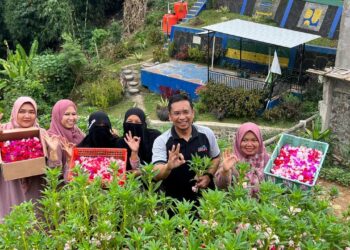 KET. FOTO: Ketua DPRD Kota Bandung H. Tedy Rusmawan, A.T., M.M., dalam Pelatihan Buruan Sae di sekitar Masjid Al Hidayah, Jln. Babakan Citeureup, Kelurahan Pasirjati, Kecamatan Ujungberung, Selasa (24/5/2022). Ariel/Humpro DPRD Kota Bandung.