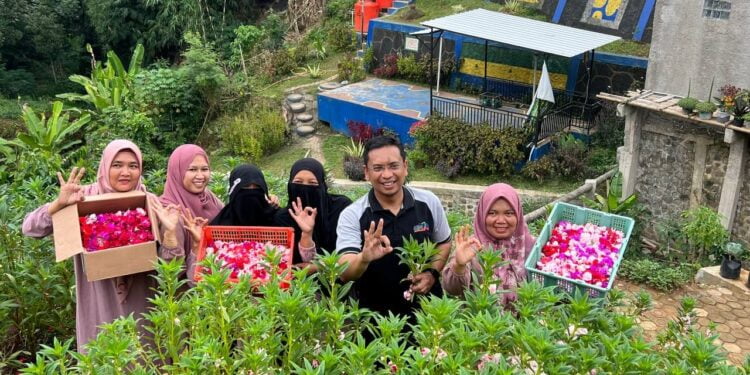 KET. FOTO: Ketua DPRD Kota Bandung H. Tedy Rusmawan, A.T., M.M., dalam Pelatihan Buruan Sae di sekitar Masjid Al Hidayah, Jln. Babakan Citeureup, Kelurahan Pasirjati, Kecamatan Ujungberung, Selasa (24/5/2022). Ariel/Humpro DPRD Kota Bandung.