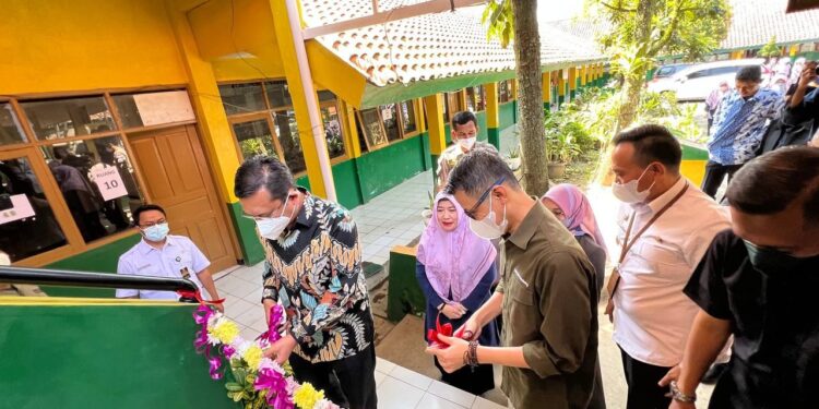 KET. FOTO: Ketua DPRD Kota Bandung H. Tedy Rusmawan, A.T., M.M., meresmikan ruang kelas baru Madrasah Ibtidaiyah Negeri 2 Kota Bandung, di Jalan Cipamokolan, Bandung, Rabu (22/6/2022). Ariel/Humpro DPRD Kota Bandung.