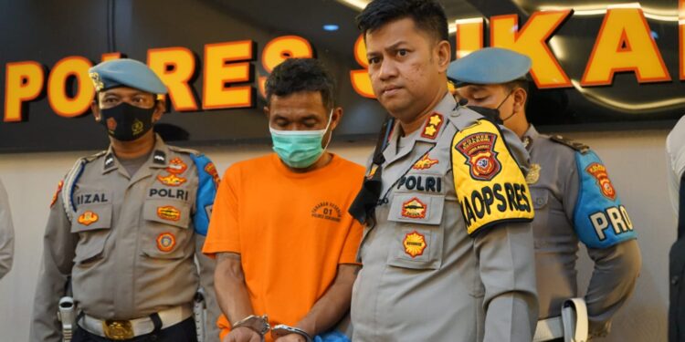 Kapolres Sukabumi AKBP Dedy Darmawansyah Menunjukan Tersangka Pembunuh