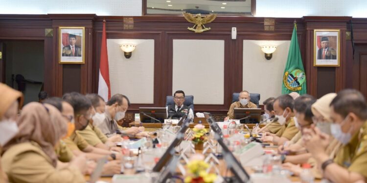 Gubernur Jabar Ridwan Kamil saat memimpin rapat di Gedung Sate (foto:ist)