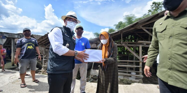 Gubernur Jawa Barat M Ridwan Kamil meninjau kandang sapi untuk memastikan kondisi sapi yang layak kurban sekaligus memberikan bantuan obat hewan kepada peternak di Desa Pasir Jambu, Kabupaten Bandung, Rabu (8/6).