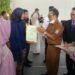 Kadisdik kota cimahi Harjono, saat memberikan sertifikat penghargaan kepada siswa MAN yang berprestasi lolos di PTN Umum. senin,13/06/22/photo.harry gibrant