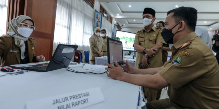 Kadisdik Jabar Pantau Pelaksanaan PPDB 2022 Tahap I di SMAN 20 Bandung