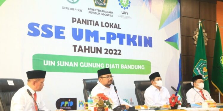 Menteri Agama Yaqut Cholil Qoumas  saat meninjau pelaksanaan Sistem Seleksi Elektronik Ujian Masuk Perguruan Tinggi Keagamaan Islam Negeri (SSE UM-PTKIN) Tahun 2022 di UIN  Bandung. SSE UM PTKIN  digelar serentak secara online dari sejumlah kampus PTKI dan berlangsung sejak Selasa-Jumat (14–17/06/2022)