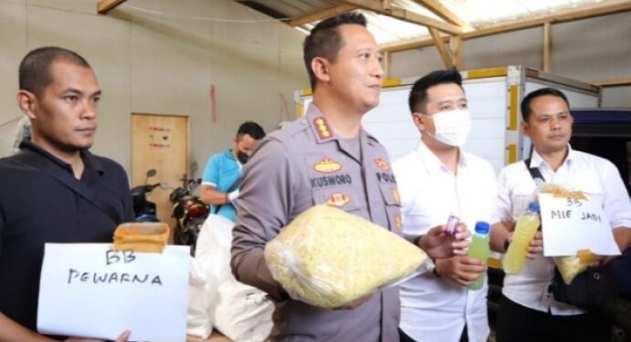 kapolres Bandung, Kombes.Kusworo Wibowo memperlihatkan barang bukti (mie berformalin) hasil penggerebegan/dok.photo.bgj