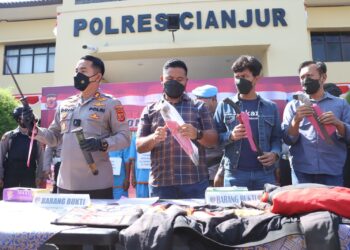 Polres Cianjur memperlihatkan barang bukti (sajam) yang dipakai para pelaku untuk membacok seorang pelajar di Cianjur./dokphoto LBN