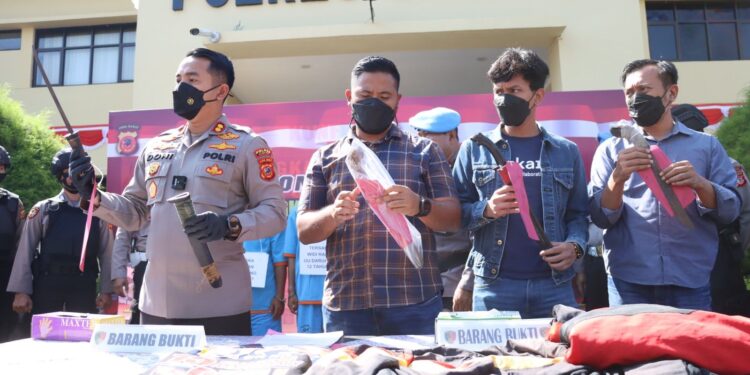 Polres Cianjur memperlihatkan barang bukti (sajam) yang dipakai para pelaku untuk membacok seorang pelajar di Cianjur./dokphoto LBN