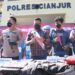 Polres Cianjur memperlihatkan barang bukti (sajam) yang dipakai para pelaku untuk membacok seorang pelajar di Cianjur./dokphoto LBN