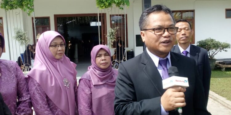 kepala MAN Kota Cimahi, Drs.Rudaya, M.M.Pd saat jumpa pers, usai pelepasan siswa , Senin, 13 Juni 2022/photo harry gibrant