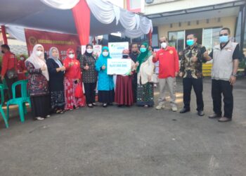 Ibu Hj Yani Jatnika Memberikan Santunan Asuransi Ketenagakerjaan pada area Vaksinasi BIN Kabupaten Sukabumi