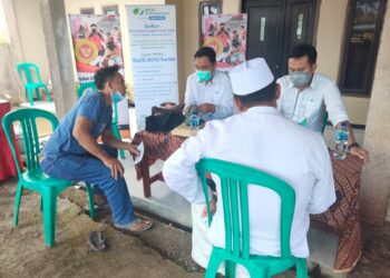 Warga Usai Di Vaksin Diberikan Kartu Peserta BPJS Ketenagakerjaan