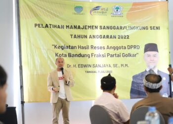 KET. FOTO: Wakil Ketua III DPRD Kota Bandung Dr. H. Edwin Senjaya, S.E, M.M., menghadiri sekaligus membuka kegiatan pelatihan manajemen sanggar atau lingkung seni bagi warga Kecamatan Regol, bertempat di Hotel Malaka, Bandung, Senin (10/7/2022). Nuzon/Humpro DPRD Kota Bandung
