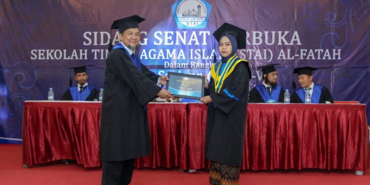 Teks foto: Wakil Kepala Peliputan Kantor Berita MINA, Sri Astuti menjadi wisudawan terbaik pada Sidang Senat Terbuka STAI Al-Fatah ke-VII di Aula Insan Mandiri Cibubur, Jati Sampurna, Kota Bekasi Provinsi Jawa Barat, Minggu (3/7/2022). (Foto: Istimewa).