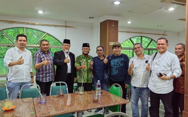 Teks foto: Datok Huzrin Hood saat foto bersama pengurus PKB. (Doc).