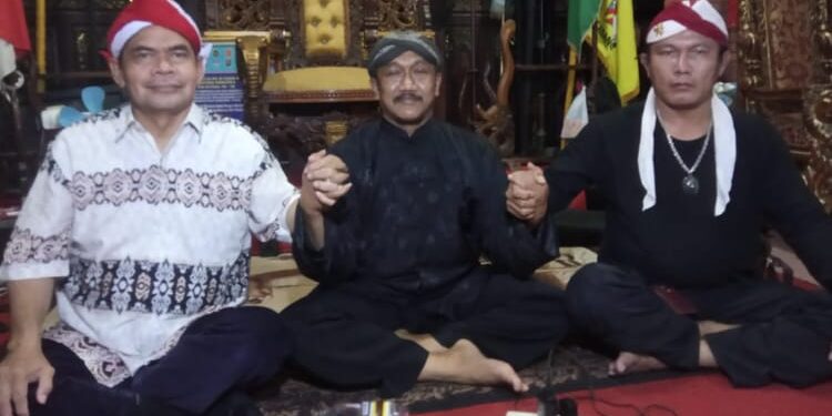 Sultan DYMM Surya Alam (Tengah) didampingi Subur Sembiring dan Sultan Sofyan Pagaruyung Sumatera Barat di Demak, Minggu (17/7/22). Foto : Ist
