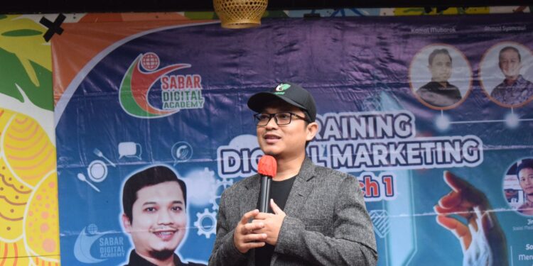Teks foto: Tb. Asep Rafiudin Arief, selaku Founder Sabar Digital Academy tengah menyampaikan kata sambutan pada training digital marketing di Pandeglang pada 16 Juli 2022 (Dok. pribadi).