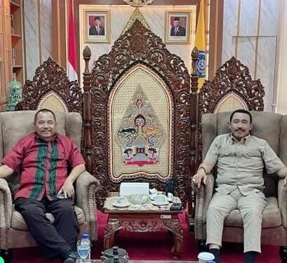 Teks foto: Ketua Umum RKIH, Kris Budihardjo (kiri) saat berbincang dengan Rektor IPDN Hadi Prabowo (kanan) di Jakarta baru-baru ini (Foto Dok. RKIH).