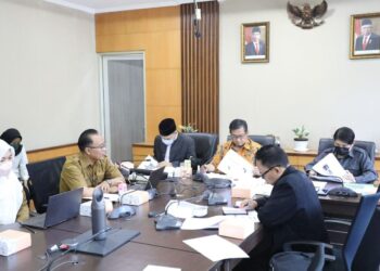 KET. FOTO: Komisi A DPRD Kota Bandung mengadakan rapat kerja mengevaluasi kinerja Triwulan II T.A. 2022 bersama BKPSDM kota Bandung, di Ruang Rapat Komisi A, Selasa (12/7/2022). Marhan/Humpro DPRD Kota Bandung