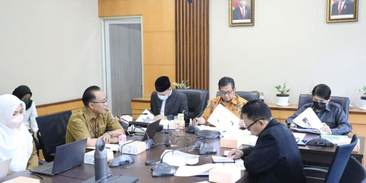 KET. FOTO: Komisi A DPRD Kota Bandung mengadakan rapat kerja mengevaluasi kinerja Triwulan II T.A. 2022 bersama BKPSDM kota Bandung, di Ruang Rapat Komisi A, Selasa (12/7/2022). Marhan/Humpro DPRD Kota Bandung