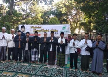 KET. FOTO: Ketua DPRD Kota Bandung Tedy Rusmawan, A.T., M.M., menyampaikan khutbah Salat Id dalam momentum Hari Raya Iduladha, di Halaman Parkir Gedung DPRD Kota Bandung, Minggu (10/7/2022). Nuzon/Humpro DPRD Kota Bandung