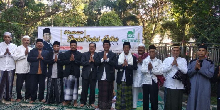 KET. FOTO: Ketua DPRD Kota Bandung Tedy Rusmawan, A.T., M.M., menyampaikan khutbah Salat Id dalam momentum Hari Raya Iduladha, di Halaman Parkir Gedung DPRD Kota Bandung, Minggu (10/7/2022). Nuzon/Humpro DPRD Kota Bandung