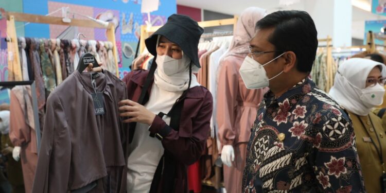 KET. FOTO: Ketua DPRD Kota Bandung H. Tedy Rusmawan, A.T., M.M., mengunjungi Pasar Kreatif di Festival Citylink, Bandung, Senin (11/7/2022). Ridwan/Humpro DPRD Kota Bandung