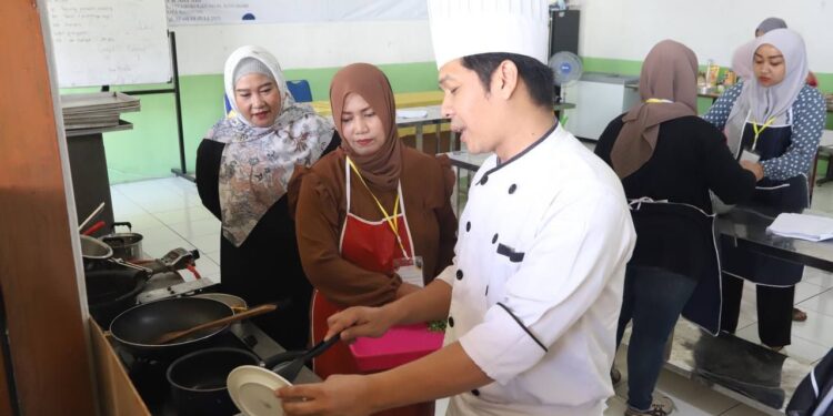 KET. FOTO: Anggota Komisi D DPRD Kota Bandung, Nunung Nurasiah, S.Pd., menghadiri sekaligus membuka program pelatihan kerja dan produktifitas tenaga kerja pelatihan catering, di Akpari Kota Bandung, Selasa (12/7/2022). Ariel/Humpro DPRD Kota Bandung